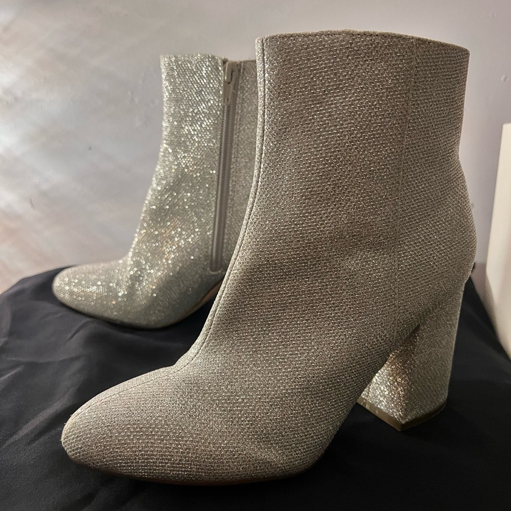 Madden Girl Swirl Boot Silver size 8
